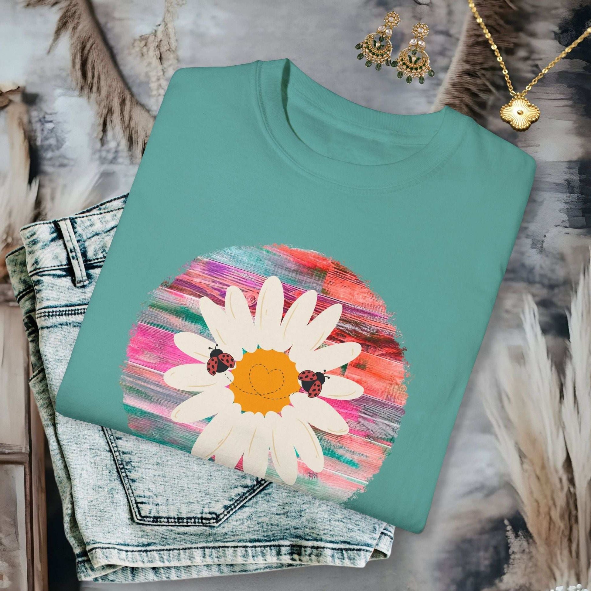 Ladybug Love Daisy T-shirt - T-Shirt