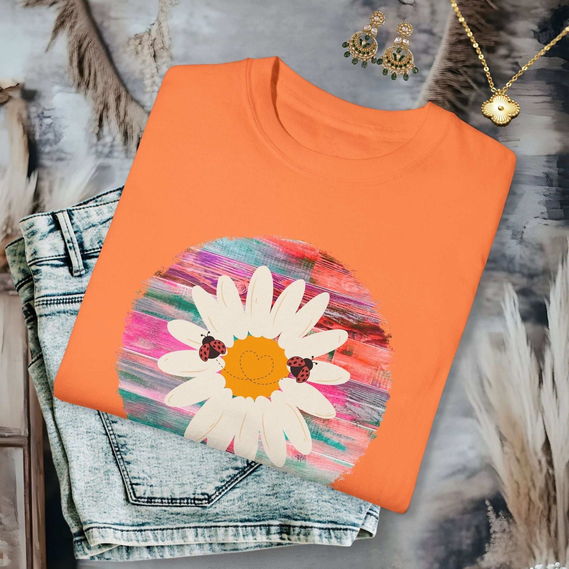 Ladybug Love Daisy T-shirt - T-Shirt