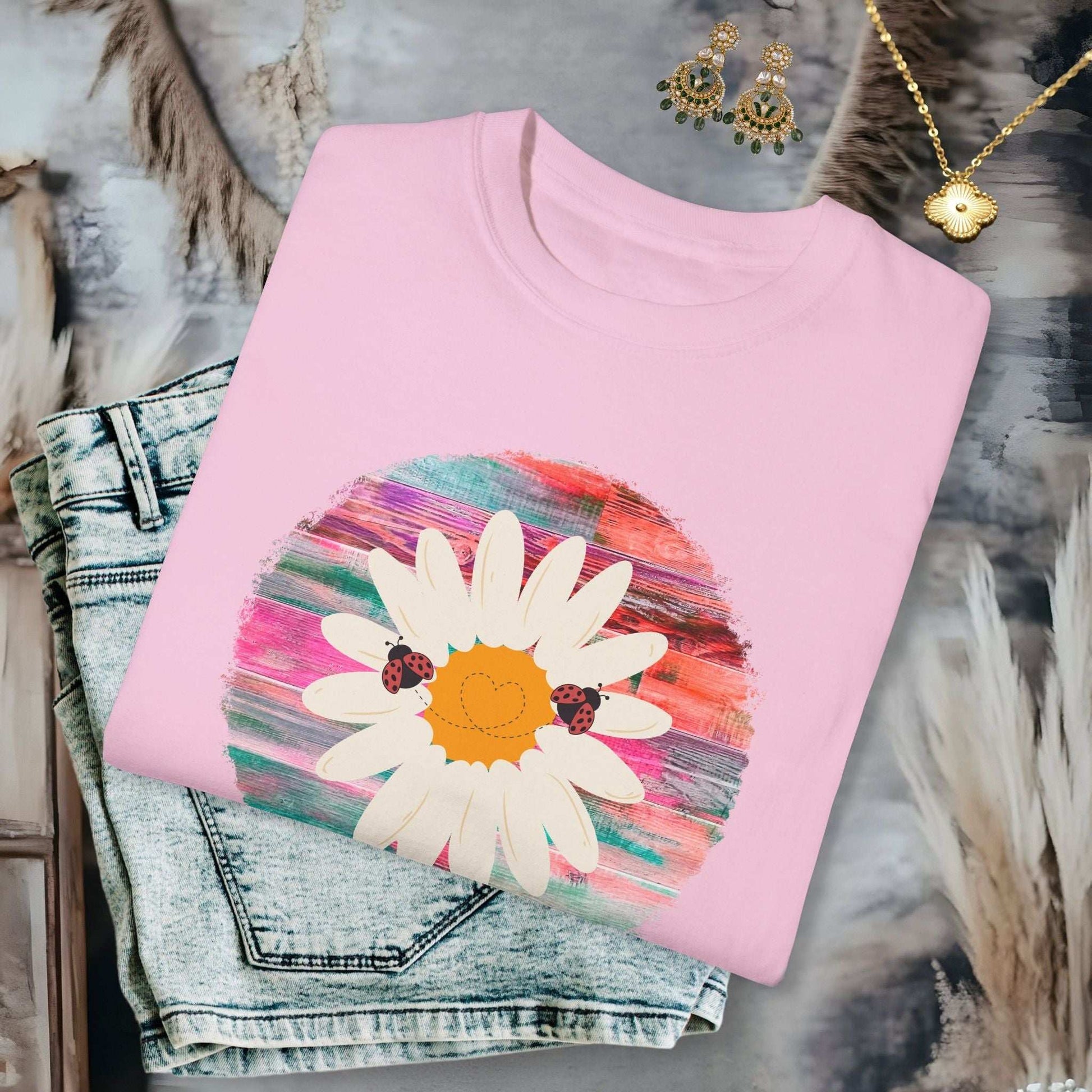 Ladybug Love Daisy T-shirt - T-Shirt