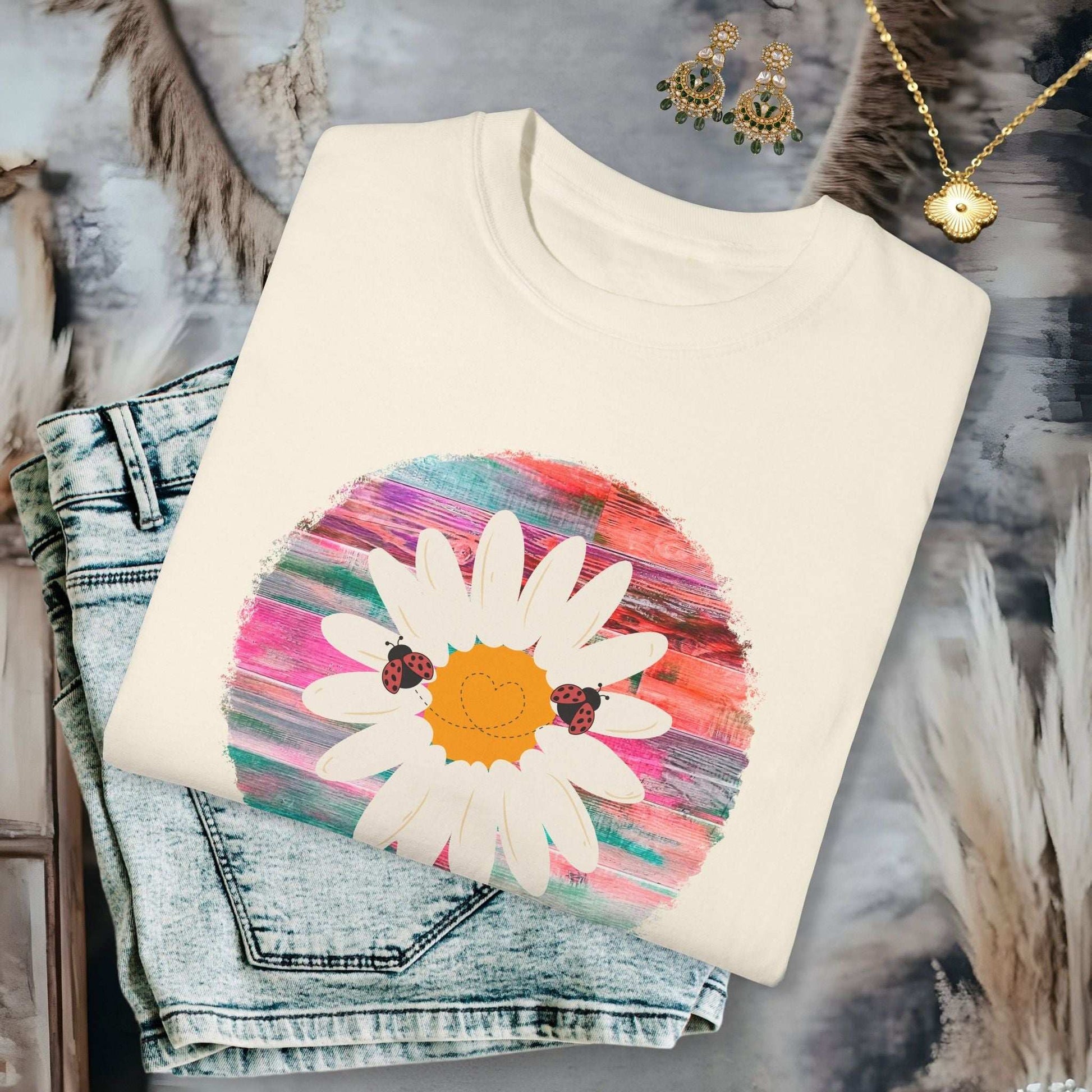 Ladybug Love Daisy T-shirt - T-Shirt