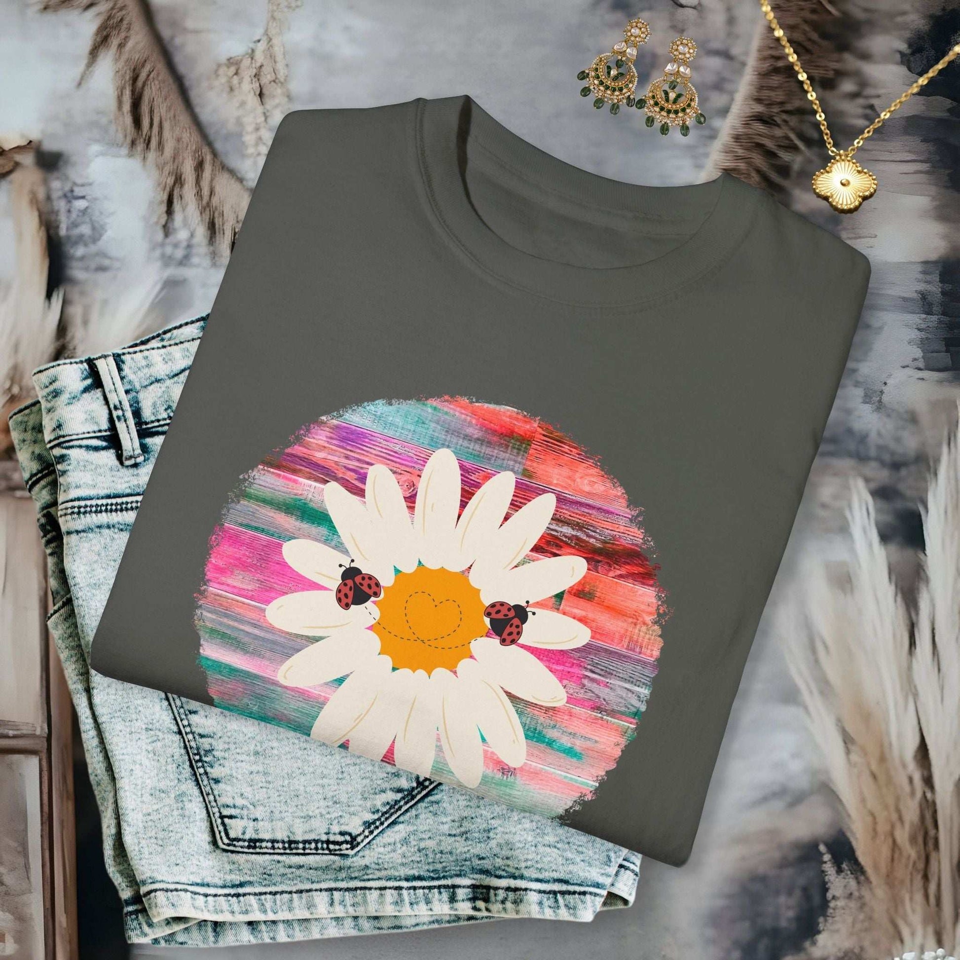 Ladybug Love Daisy T-shirt - T-Shirt